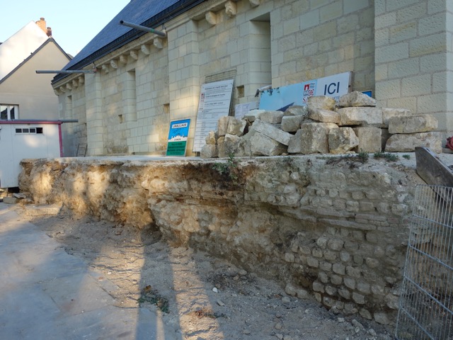 Saint-Libert Société archéologique de Touraine : Dégagement de la muraille gallo-romaine du IVe siècle, état « brut » en juillet 2014 