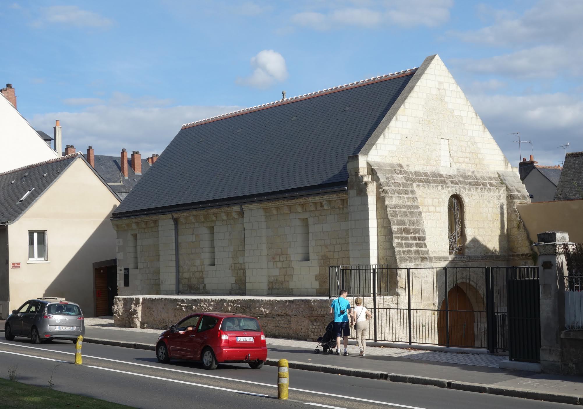 Saint-Libert Société archéologique de Touraine : pavis achevé vue du quai