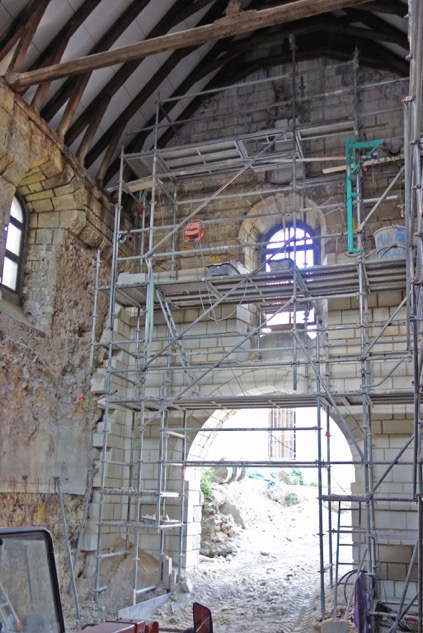 Saint-Libert Société archéologique de Touraine : Montage du doublage intérieur du mur ouest,  en avril 2014 